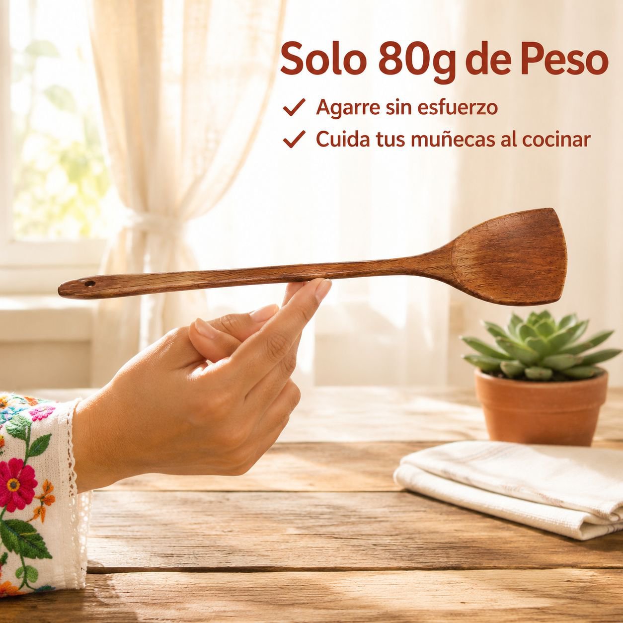 Espátula de madera de haya para cocinar en la cocina.