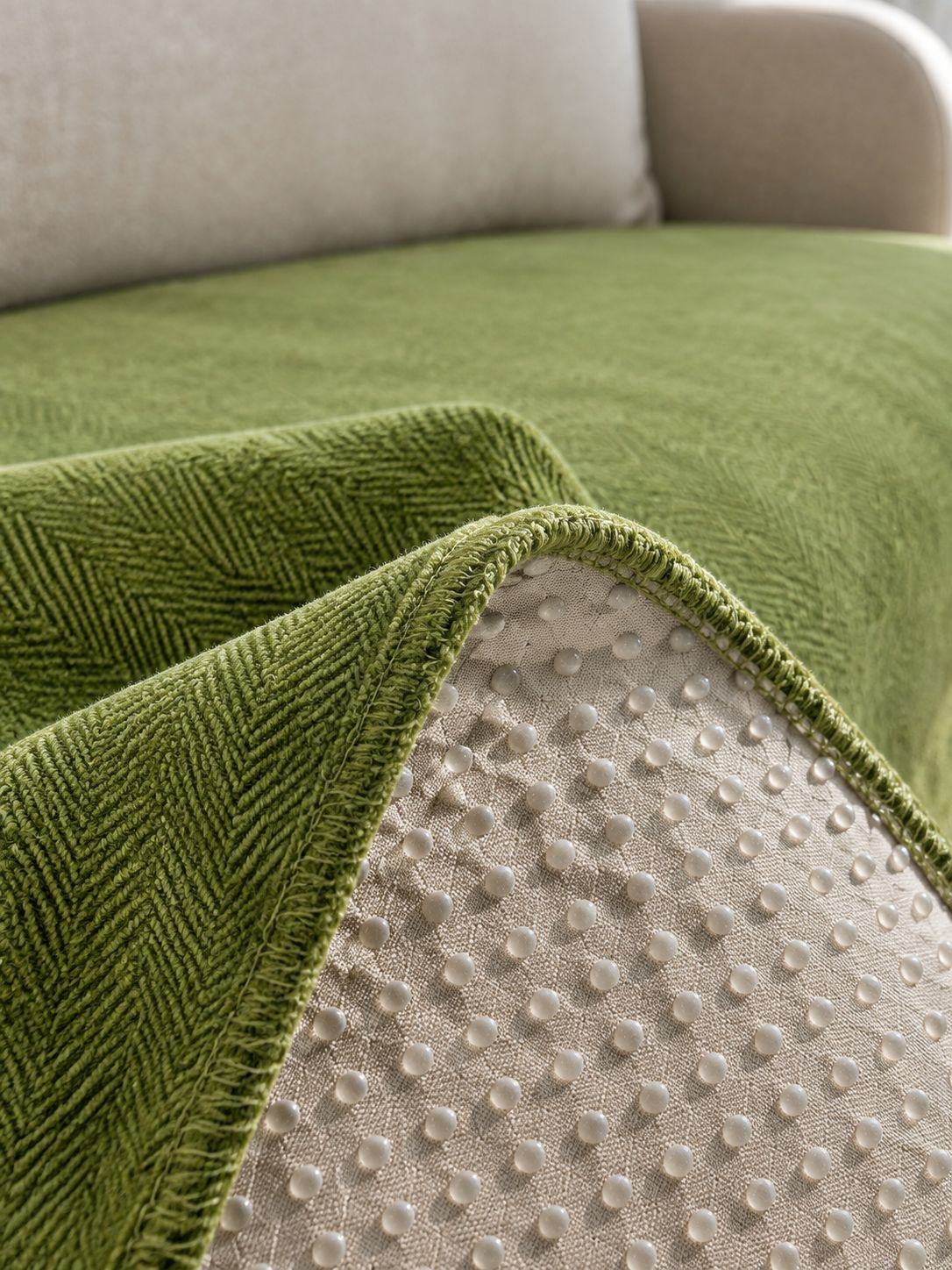 Bequemer und weicher Sofaschoner im Wohnzimmer