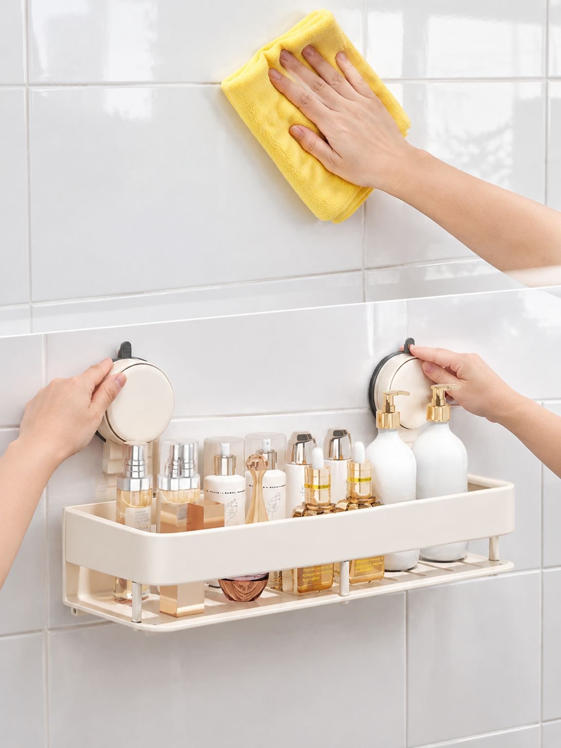 Estante de baño crema sosteniendo productos de higiene