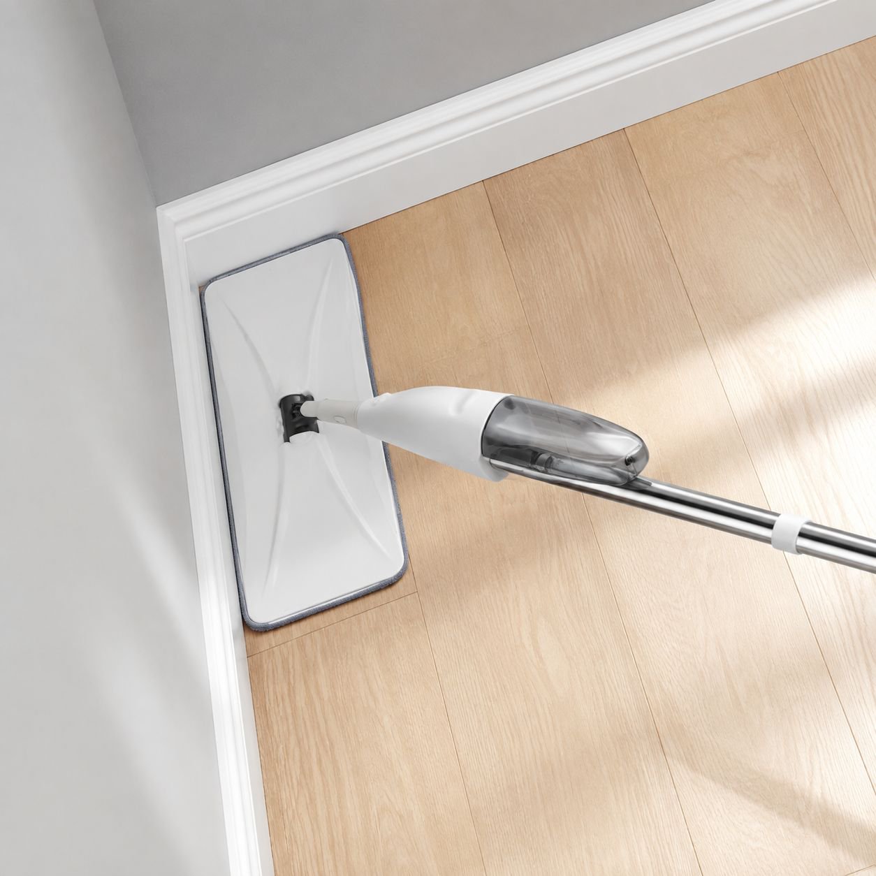 Hands-free wringing spray mop for home use