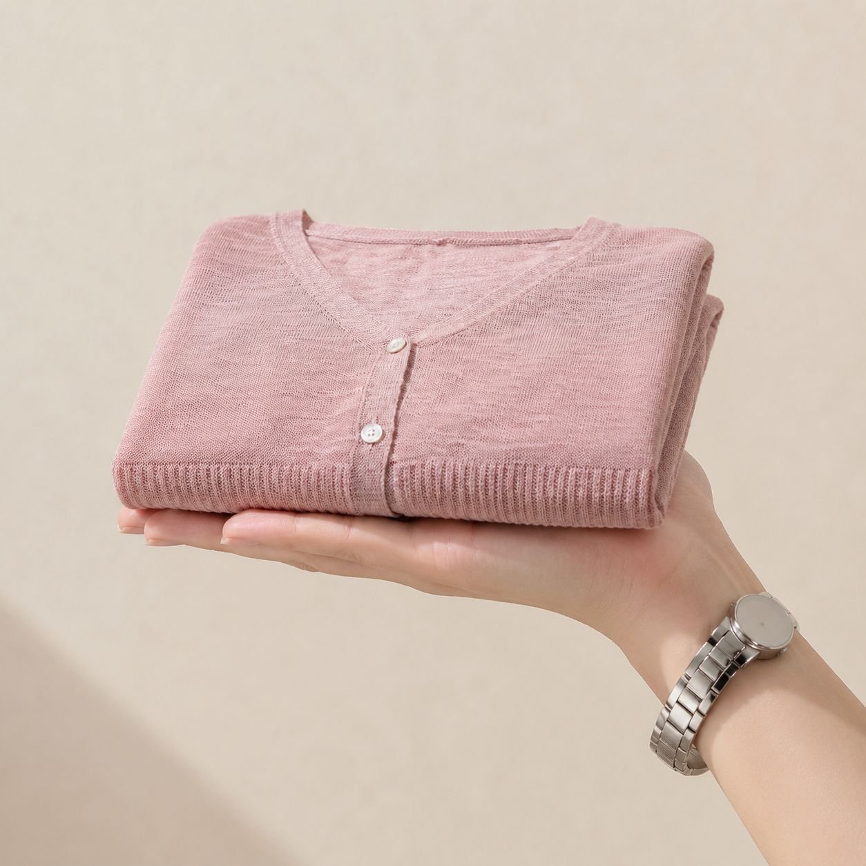 シンプルで合わせやすいレディースメッシュカーディガン
