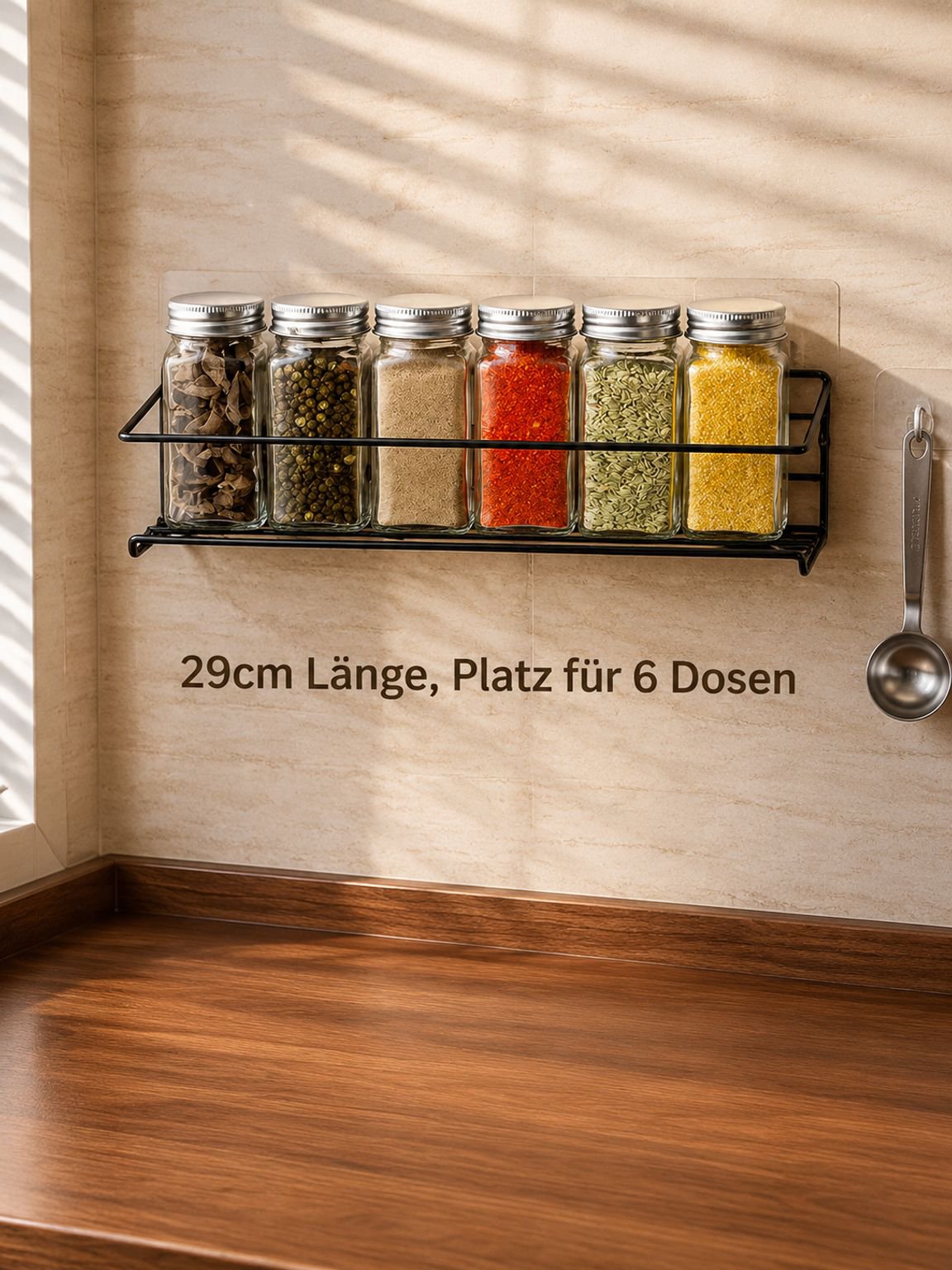 Ein mehrstufiges Küchengewürzregal, das ohne Bohren an der Wand befestigt werden kann.