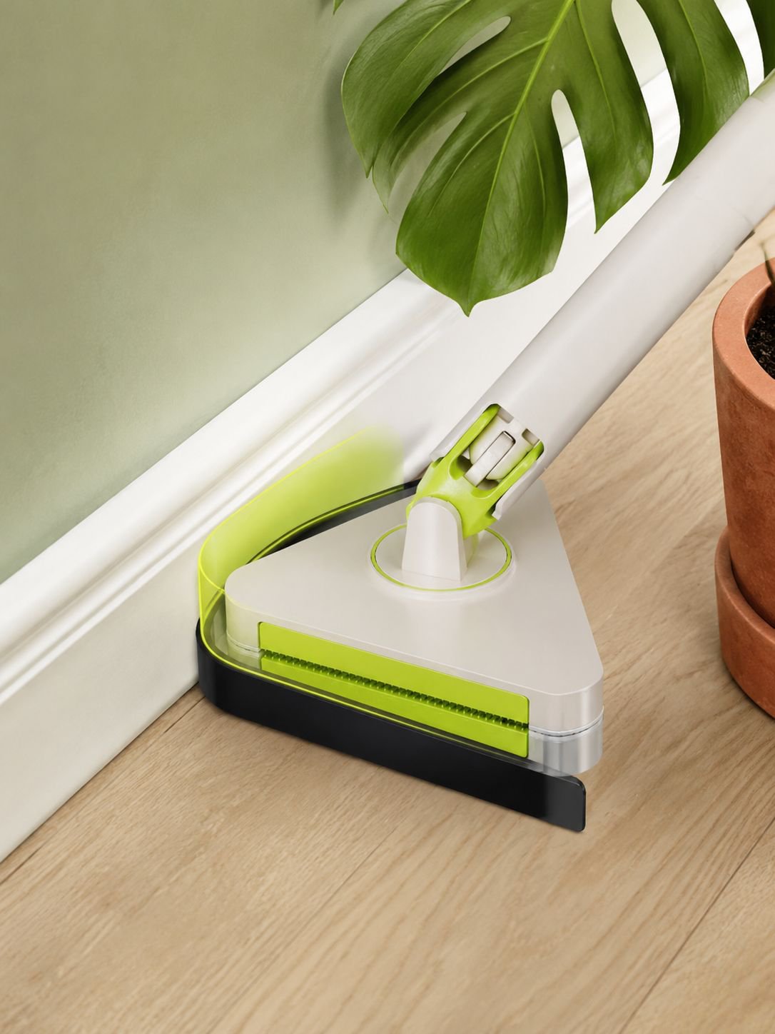 Efficient household cleaner for spotless surfaces
