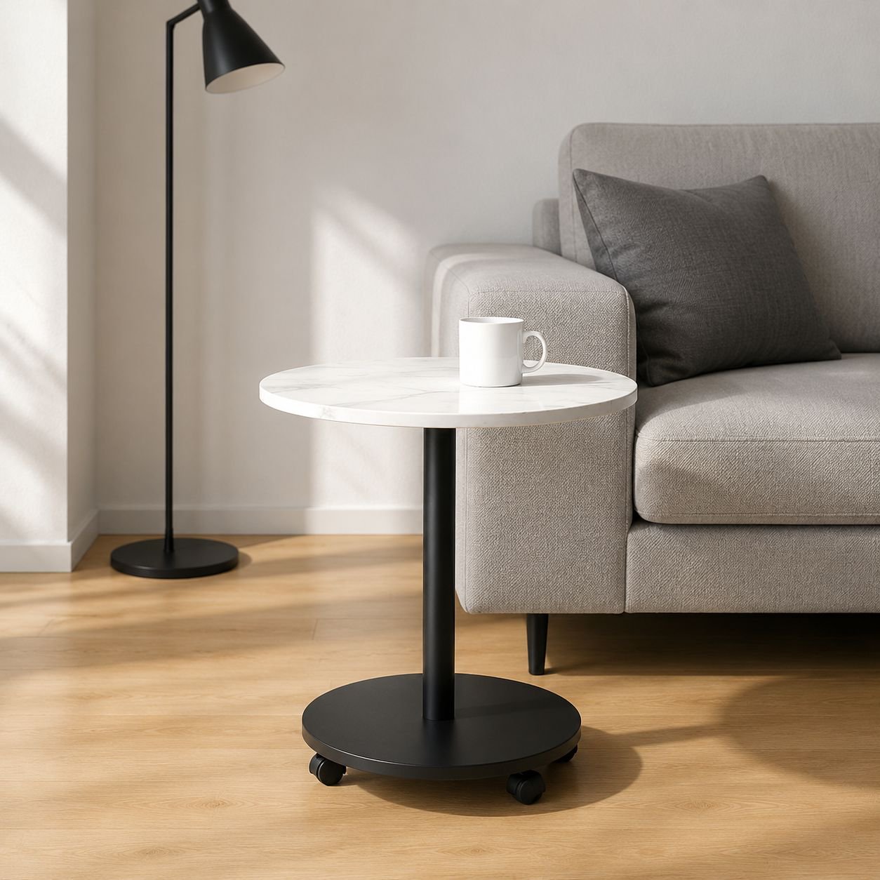 Einfacher kleiner runder Tisch für den Heimgebrauch, als Beistelltisch neben dem Sofa oder als Nacht