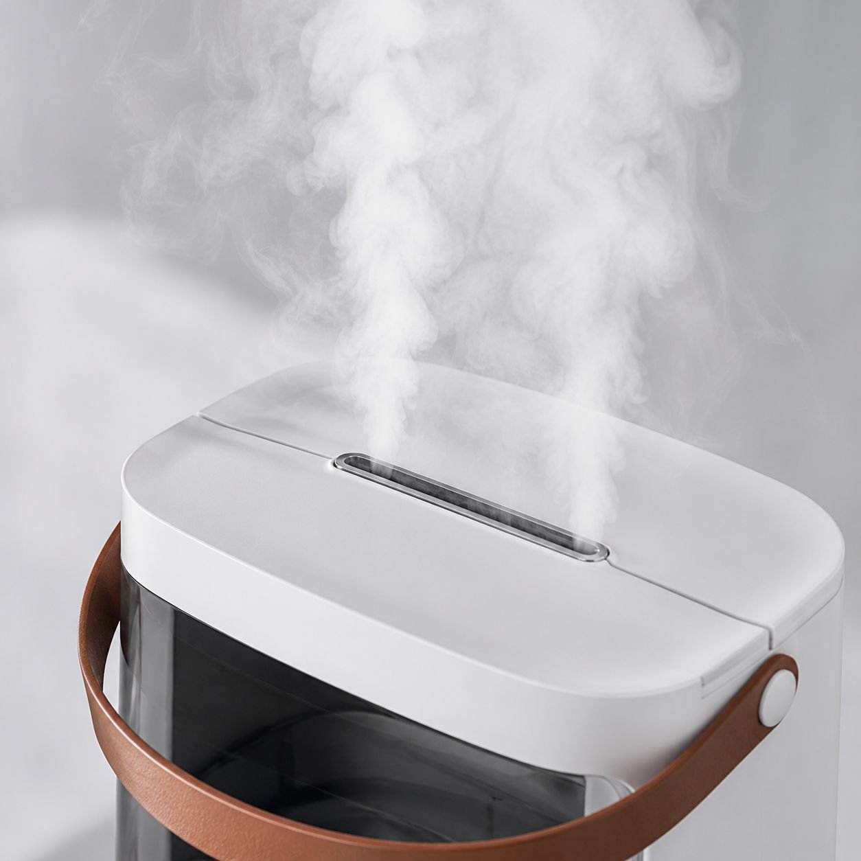 Aromatherapy humidifier with essential oils for relaxation