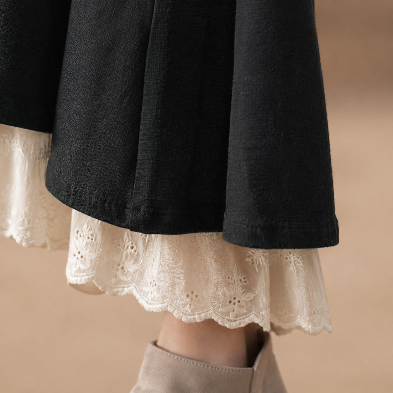 Pantalón-falda slim fit de encaje y borlas en gris oscuro de cintura alta