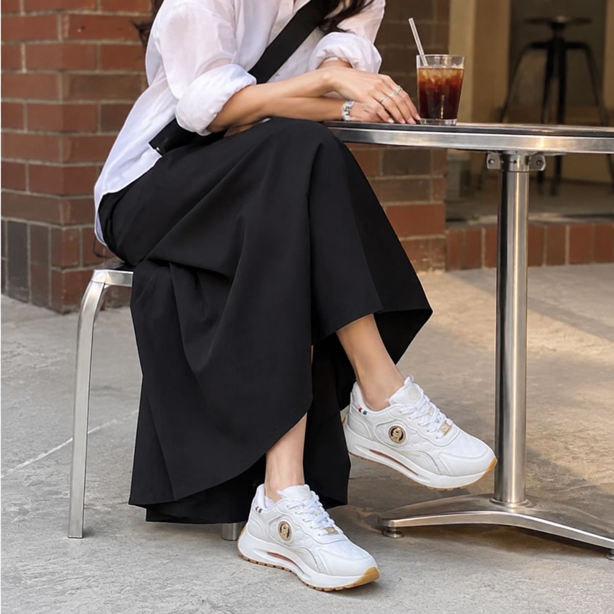 사계절 데일리 여성 키높이 운동화 정면 모습