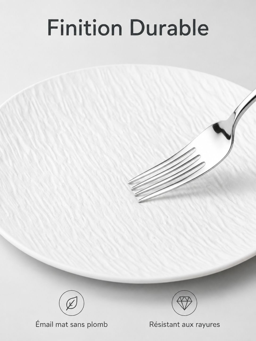 Paire d'assiettes rondes en céramique showcasing un style moderne