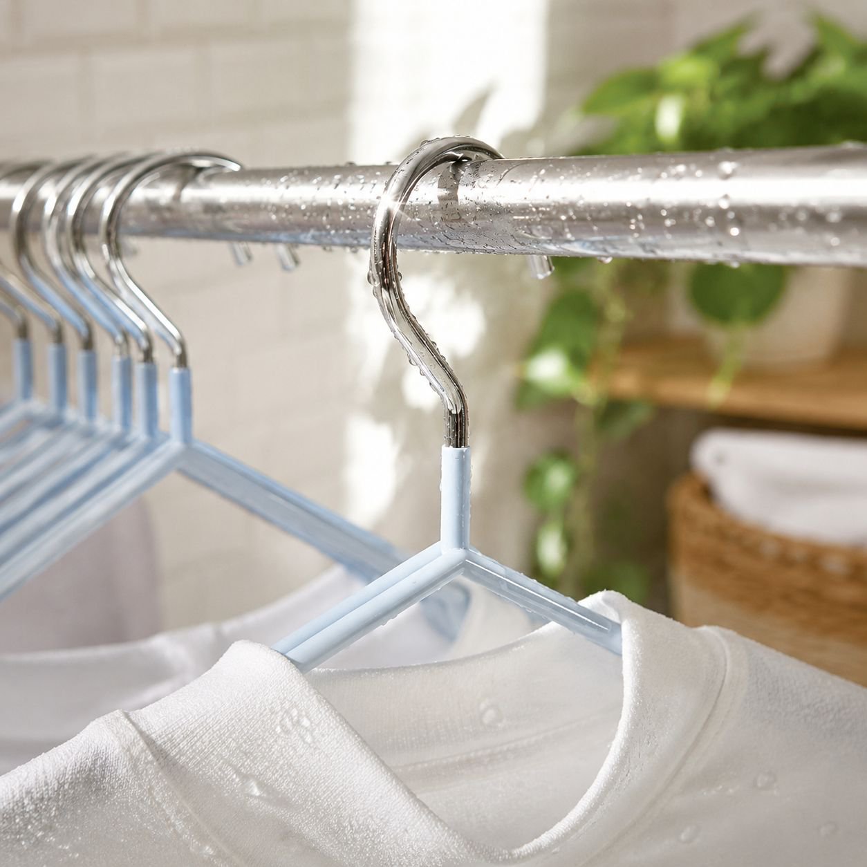 High quality hanger with no deformation feature