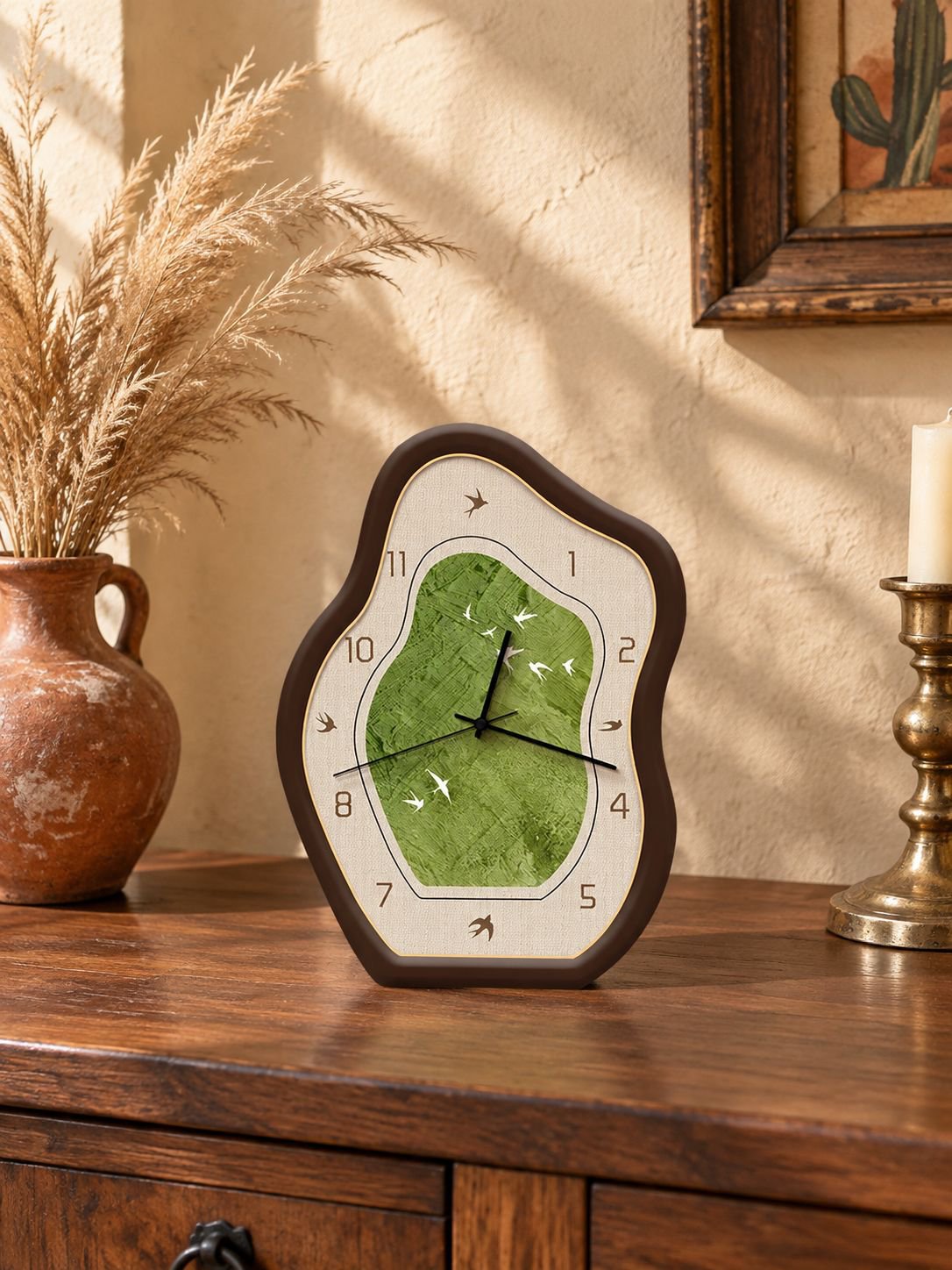 Reloj decorativo de sobremesa con paisaje verde