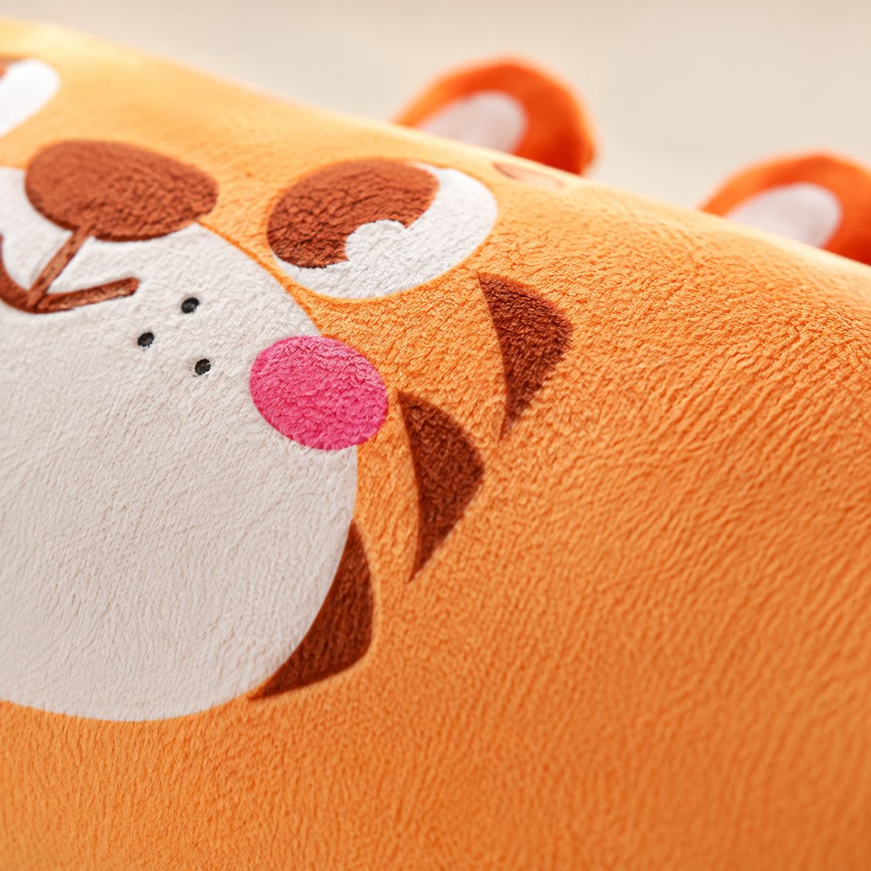 Warm and cozy nap pillow for autumn and winter
