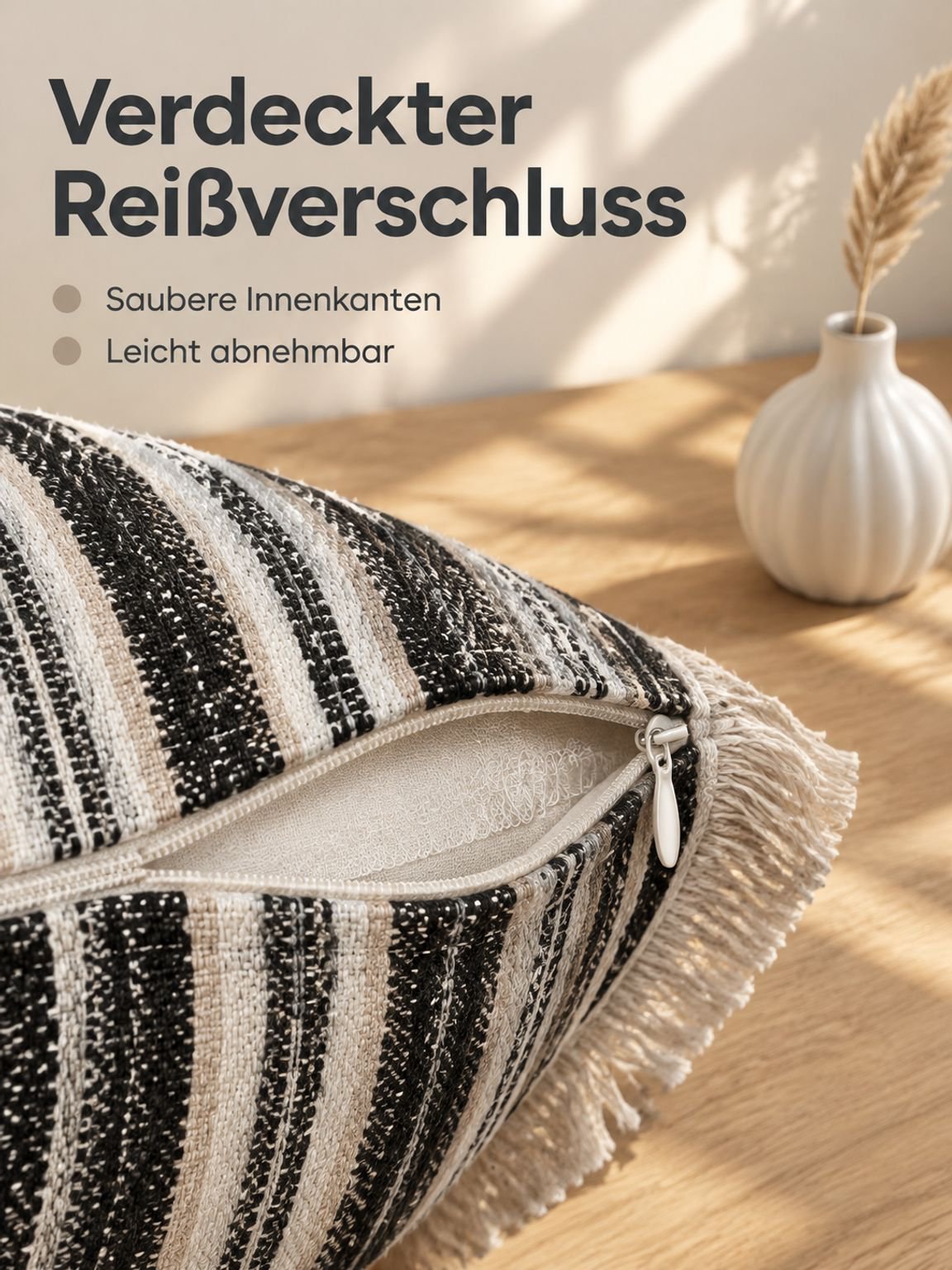 Gestreifte Kissenhülle als Wohnaccessoire für das Sofa