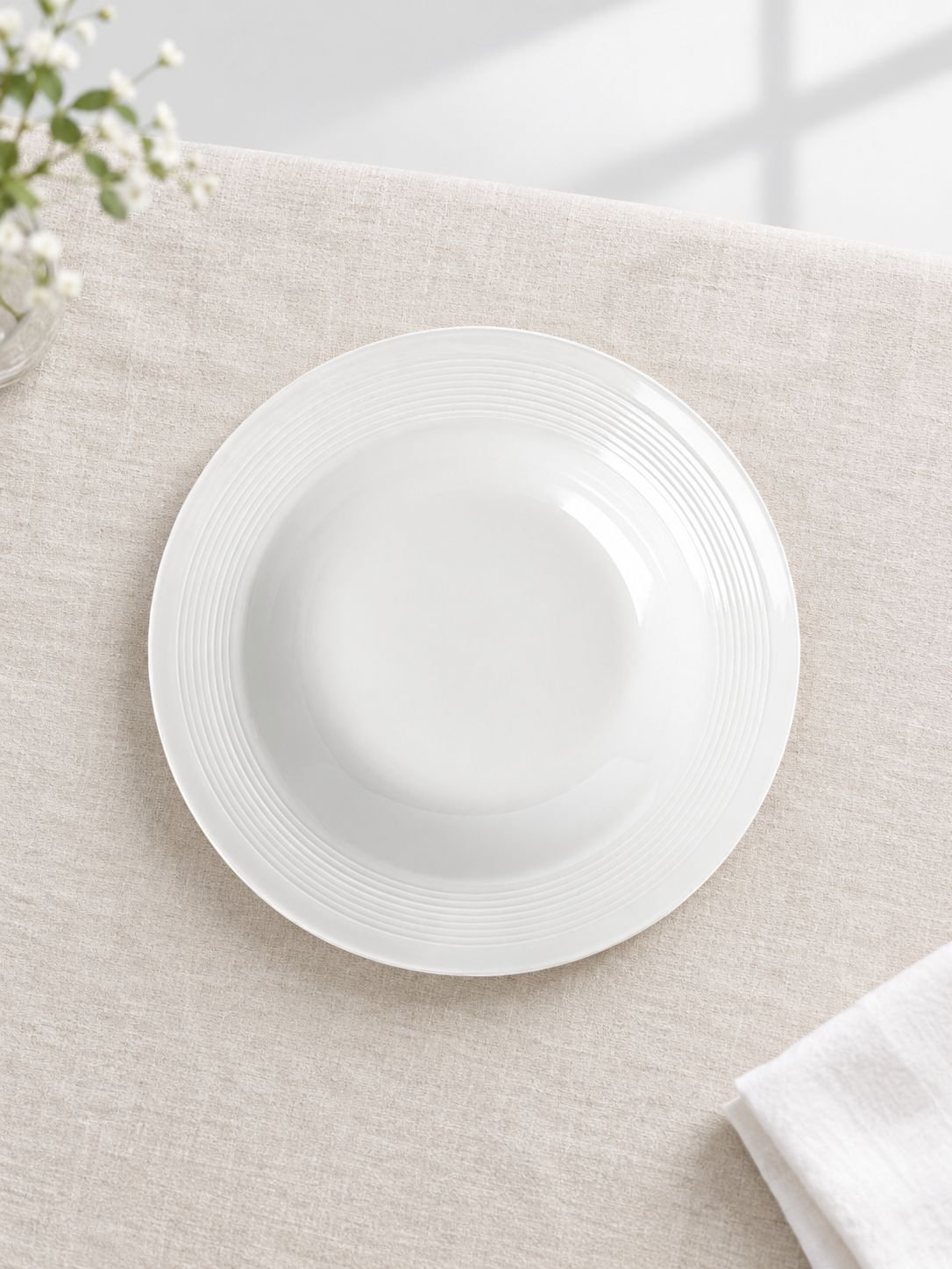 Plato de cerámica con diseño en relieve de sombrero de paja y color liso