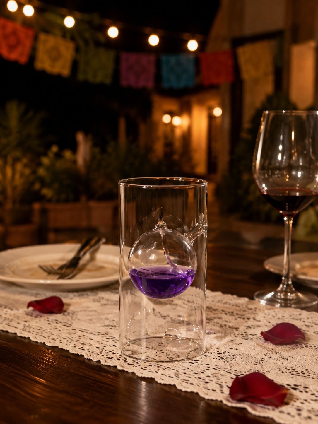 Mesa decorada con lámparas de vidrio, ideal para cenas románticas.