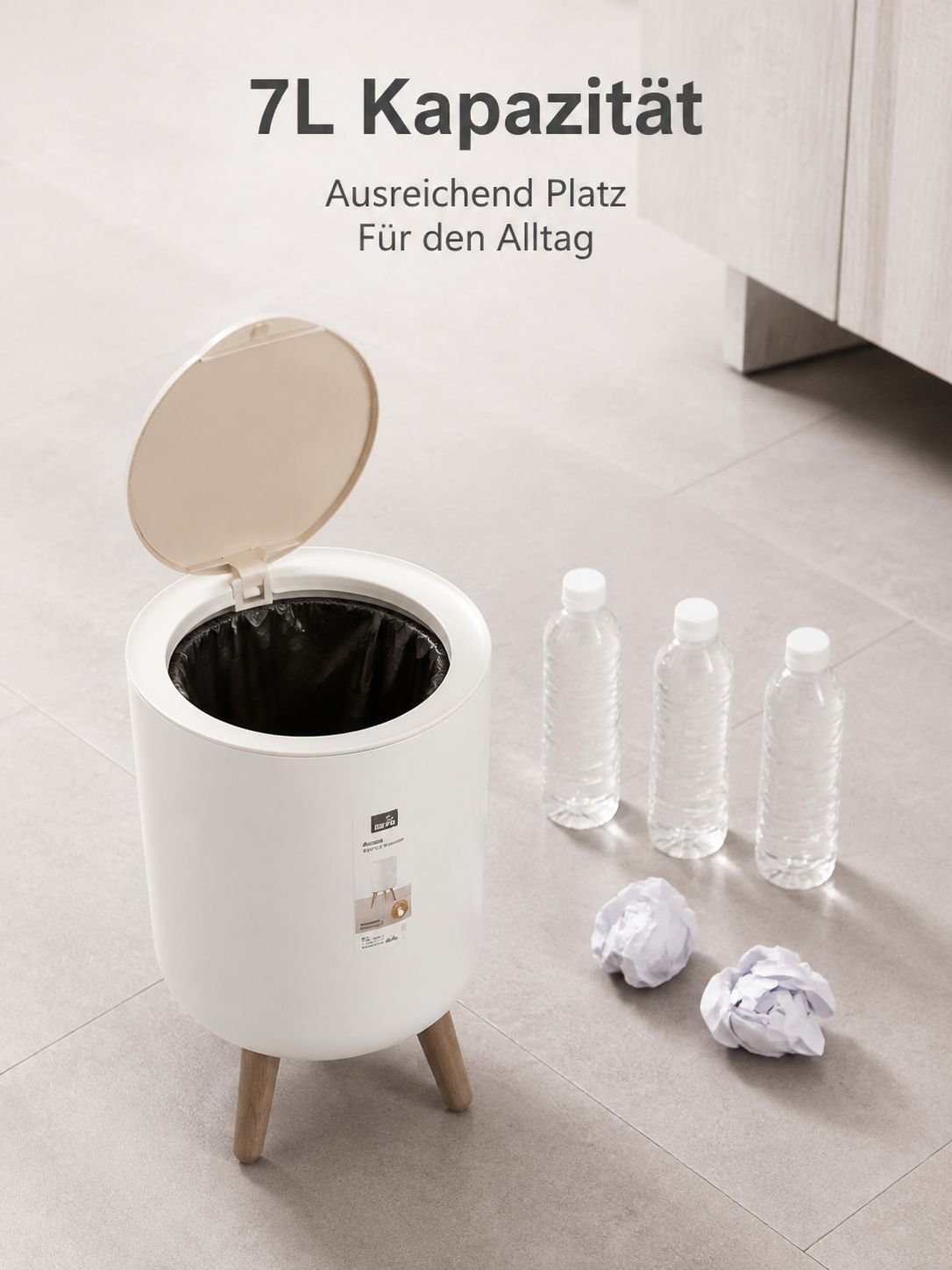 Die hohen hölzernen Mülltonnen können benutzt werden, ohne sich bücken zu müssen