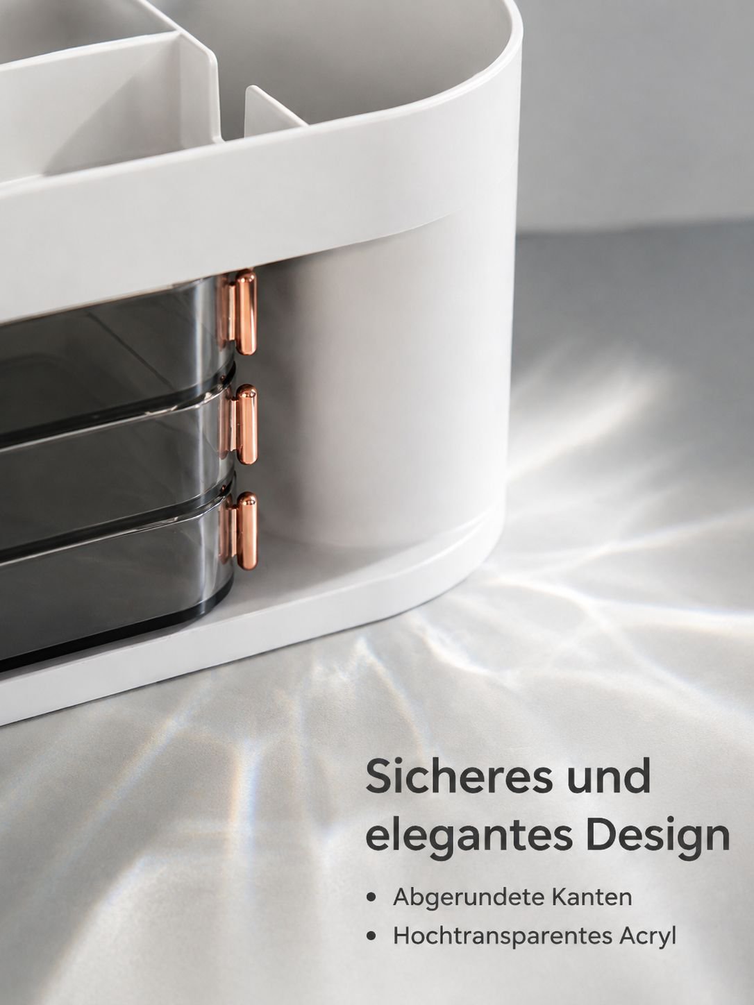 Kosmetik-Organizer auf einem modernen Schreibtisch platziert