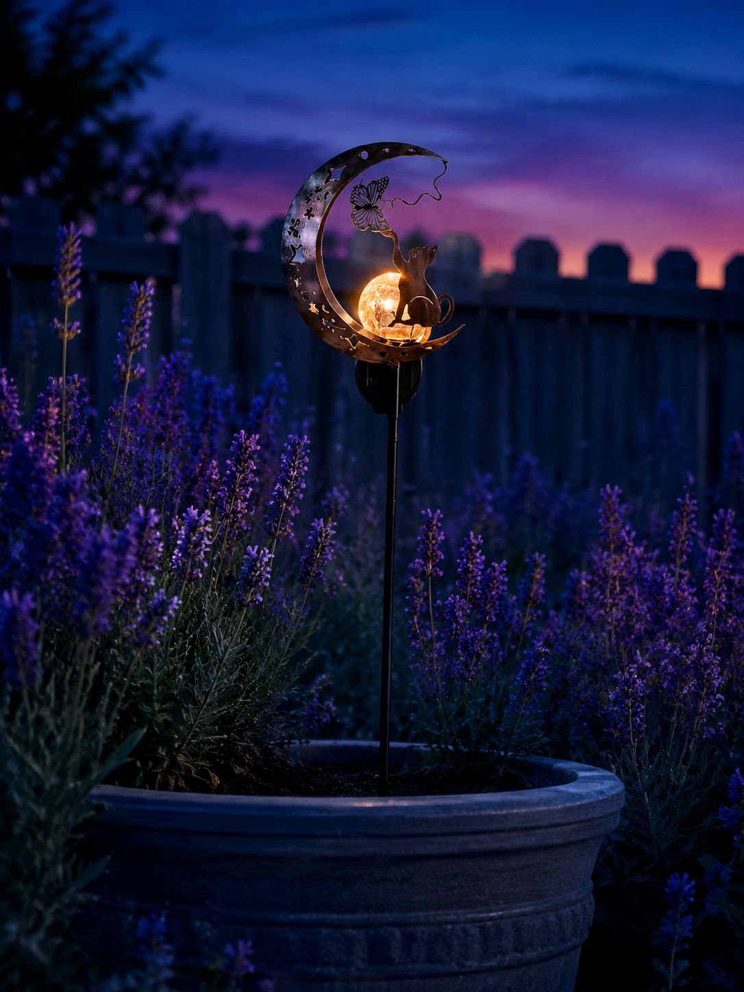 Detailansicht der Eisen Solarlampe mit Katzenmond-Design