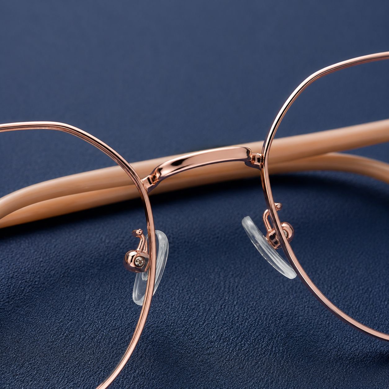 Eyeglasses providing clear vision and comfort