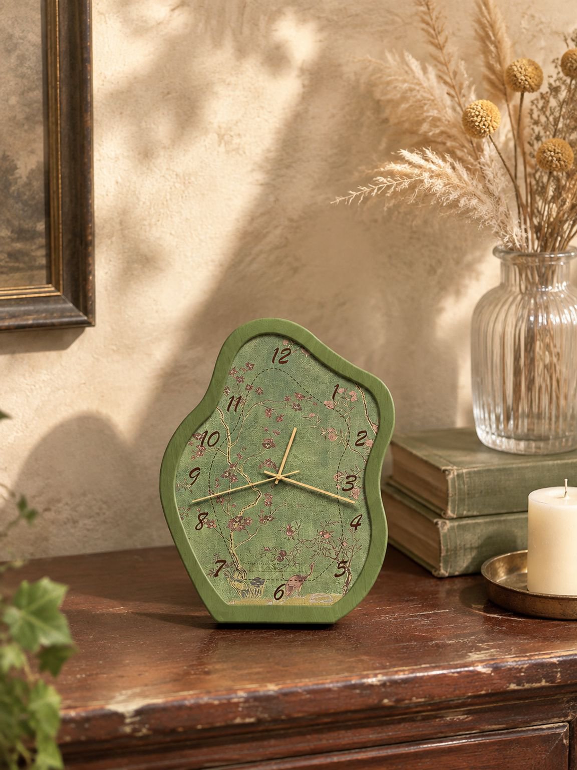 Primer plano del reloj de mesa con detalles de paisaje verde