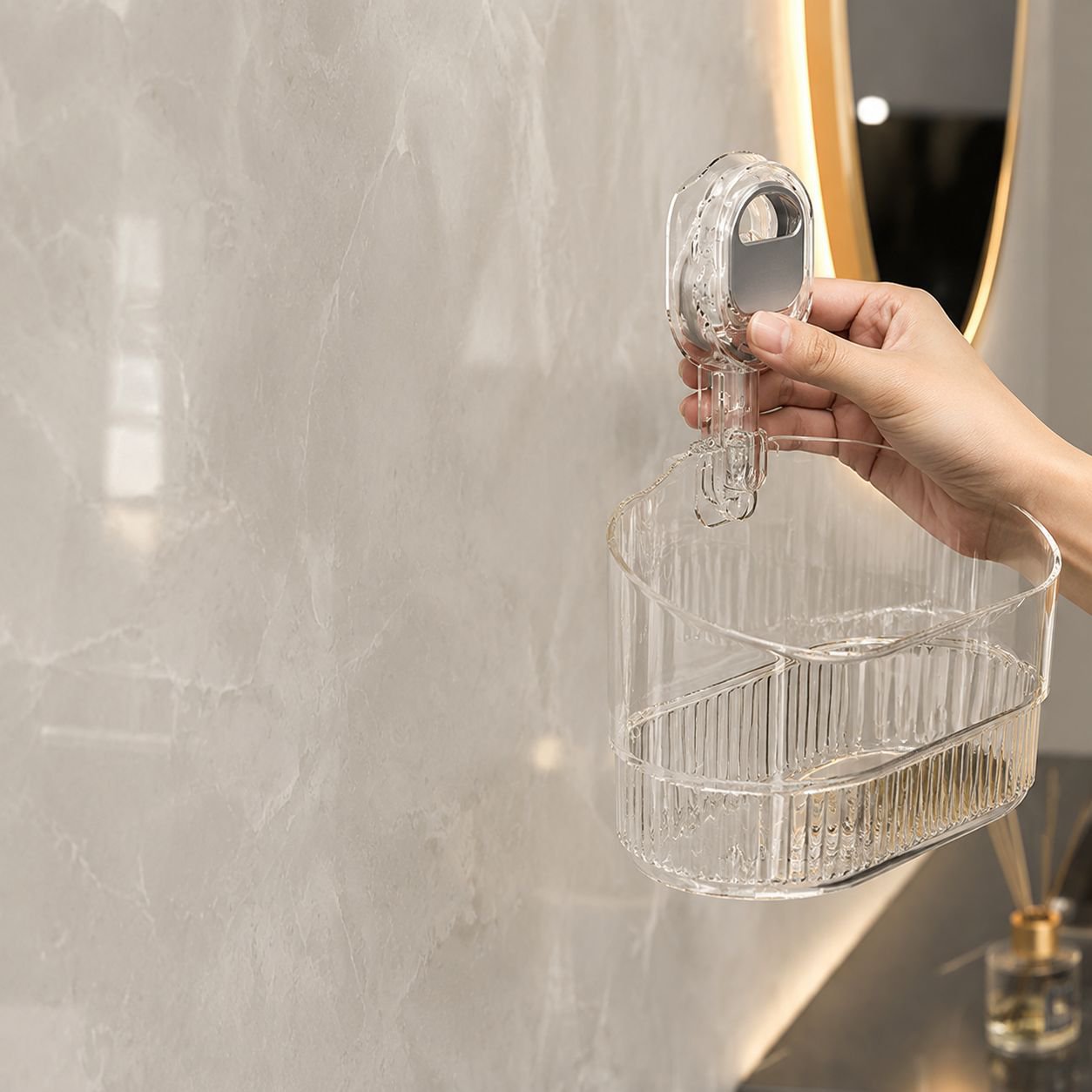 Panier amovible fixé au mur près du lavabo
