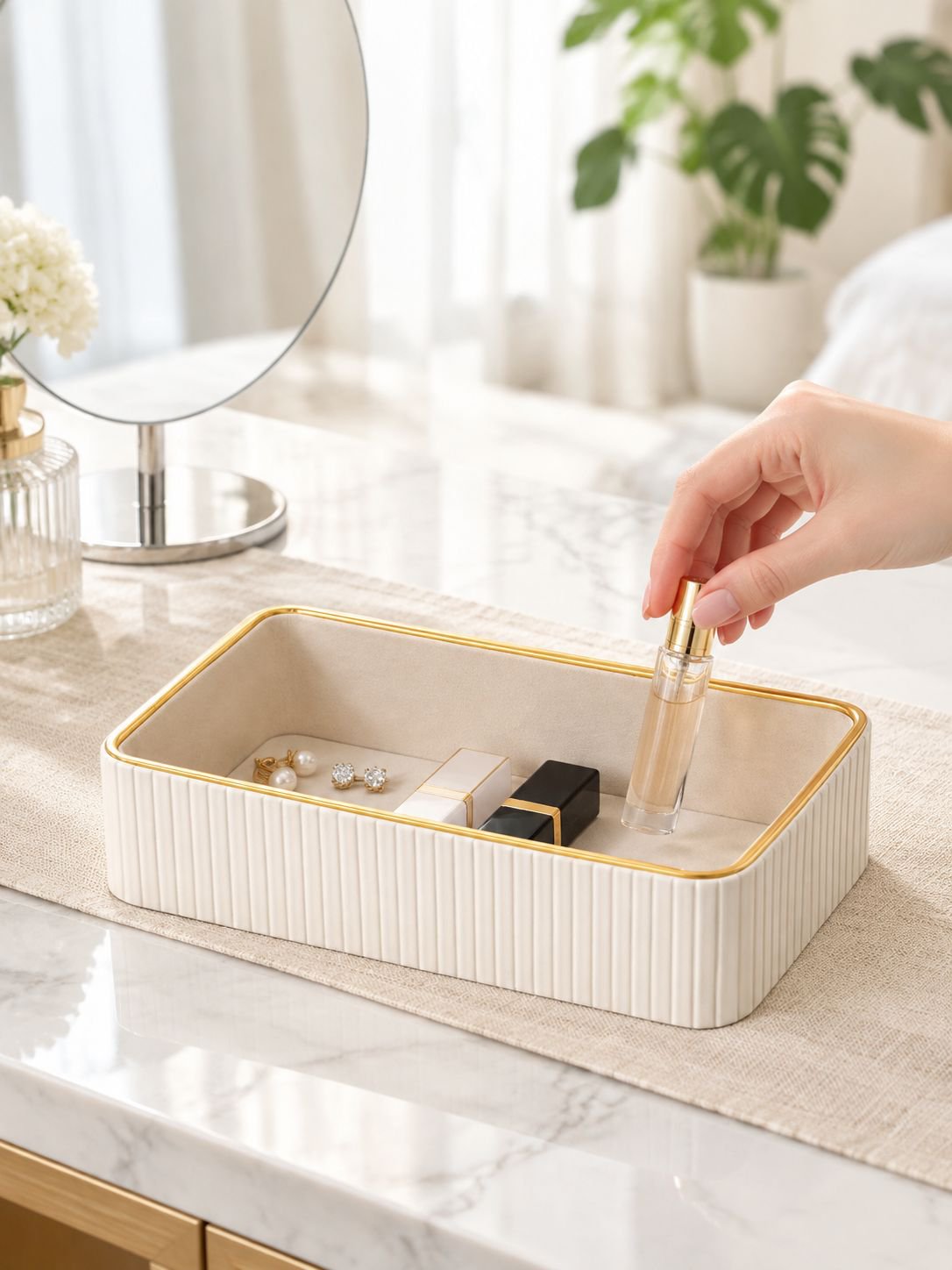 Cremeweiße Schmuck- und Kosmetikbox im modernen Design