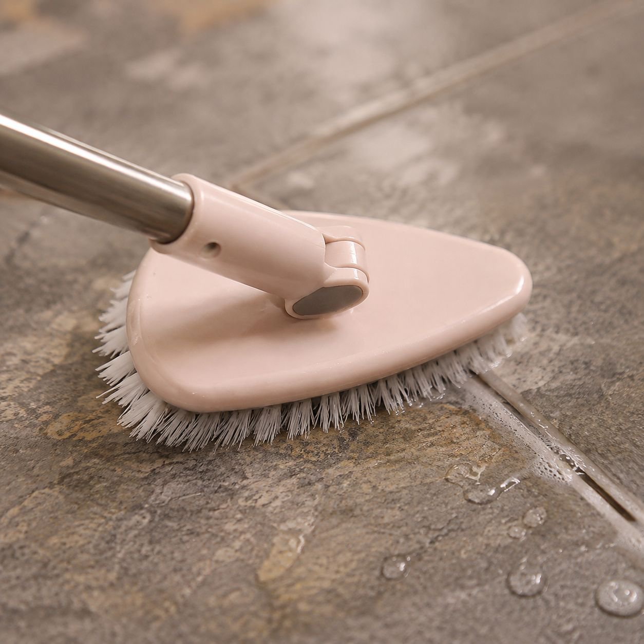 Application of Kyungmo Cleaner on hardwood floor