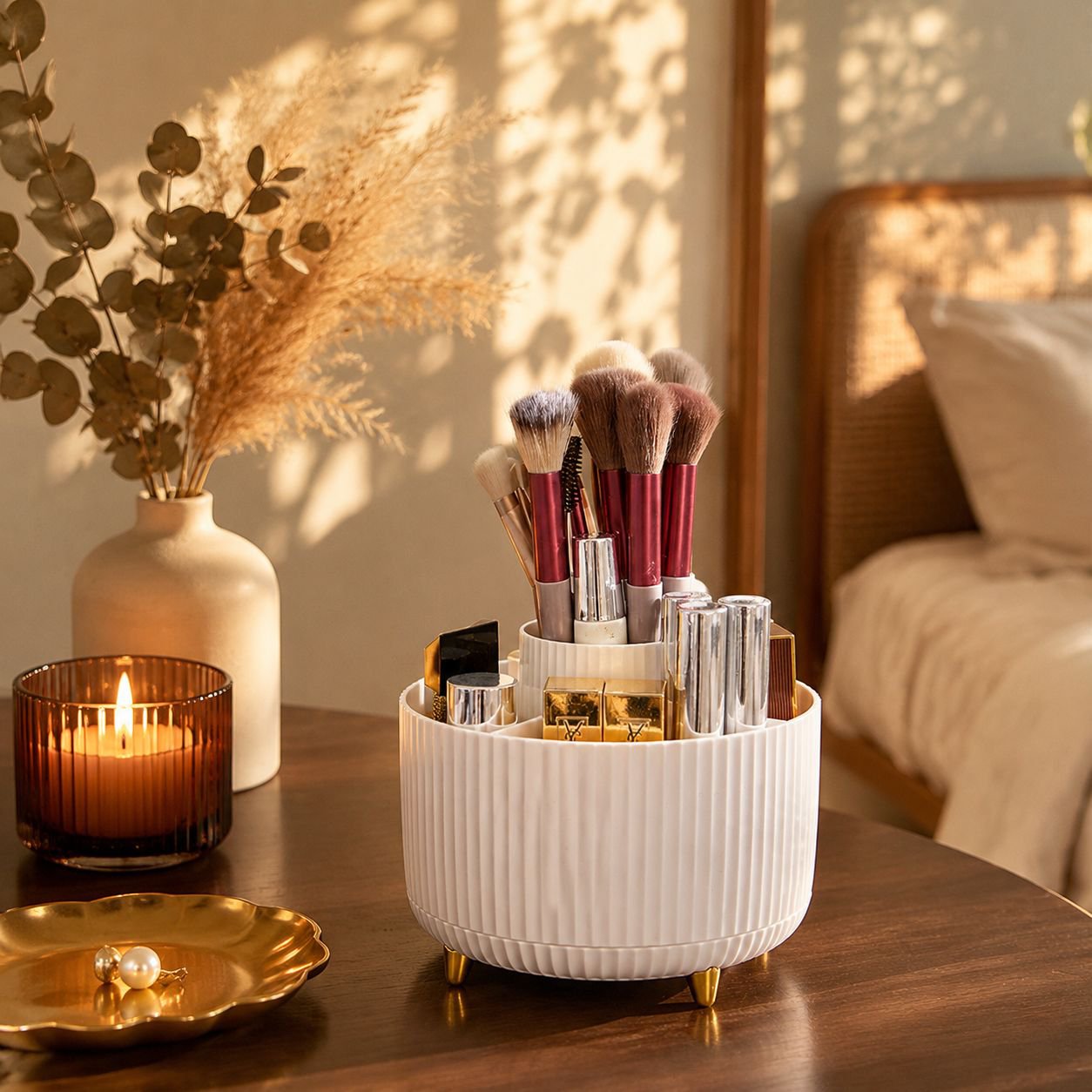 Makeup brush holder with 360-degree rotation