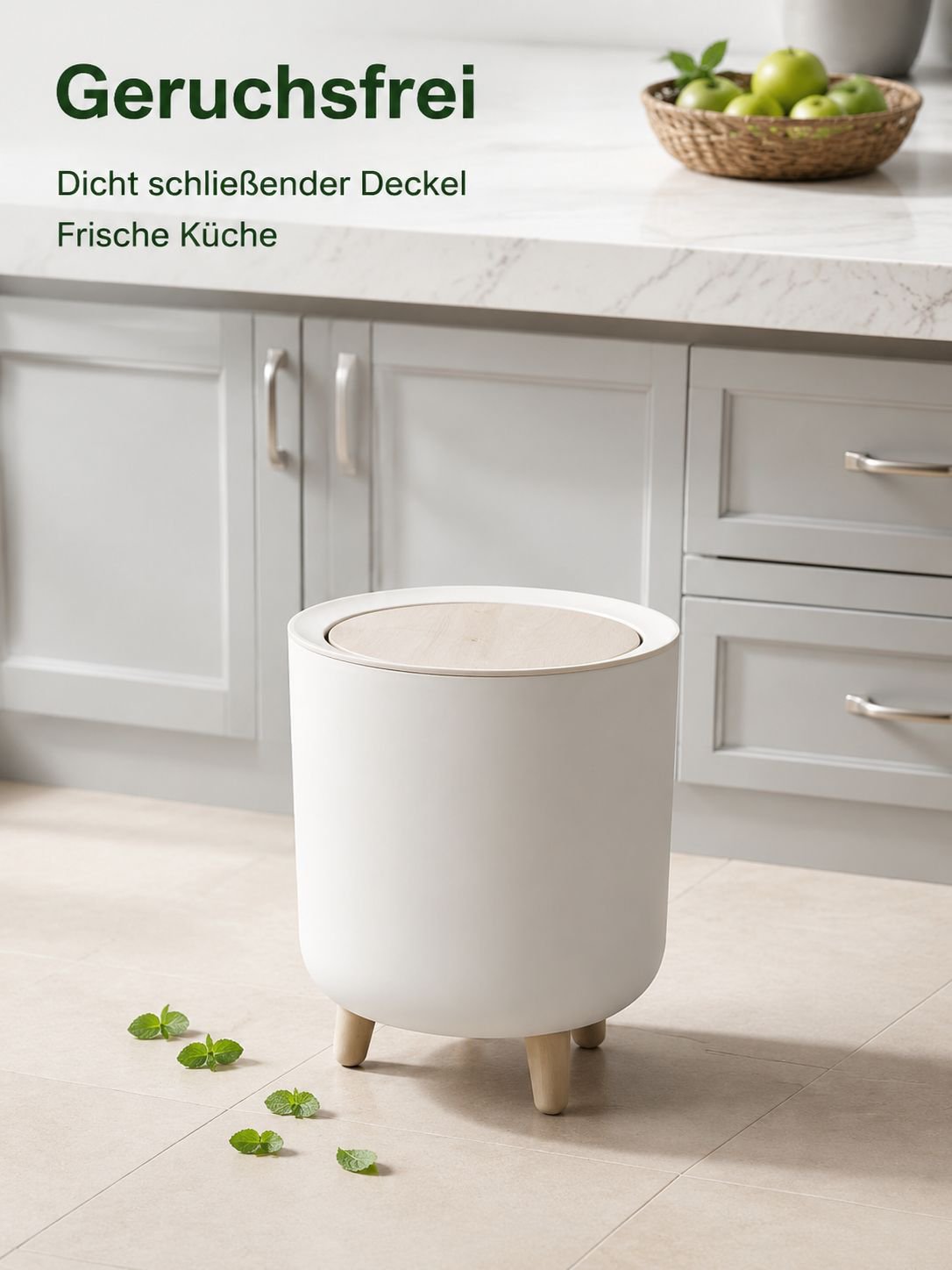 Die hohen hölzernen Mülltonnen können benutzt werden, ohne sich bücken zu müssen