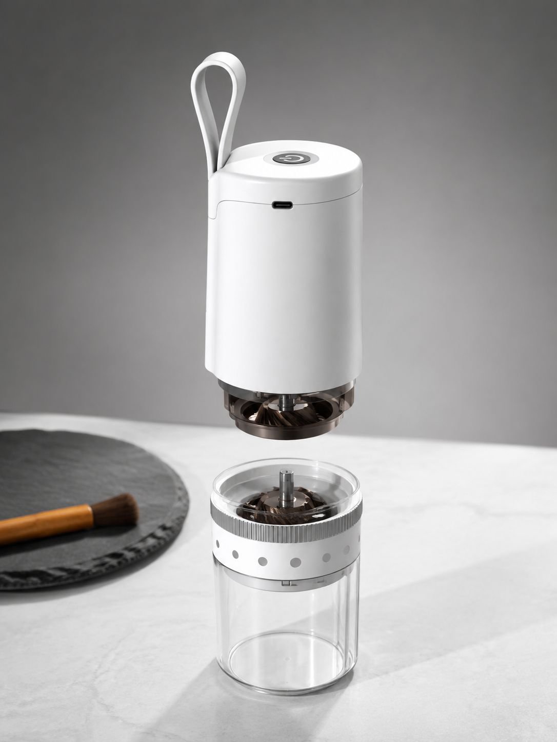 Mini-Kaffeemühle mit Kaffeebohnen auf Holztisch