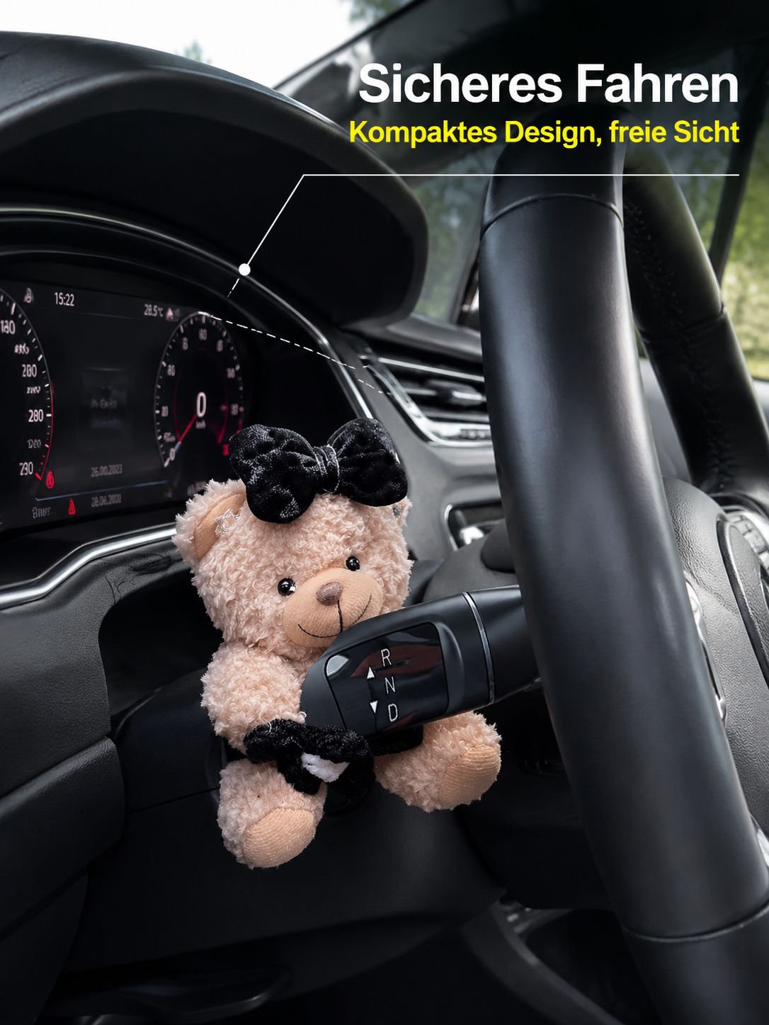 Lenkrad mit bärenförmigem Ornament im Auto