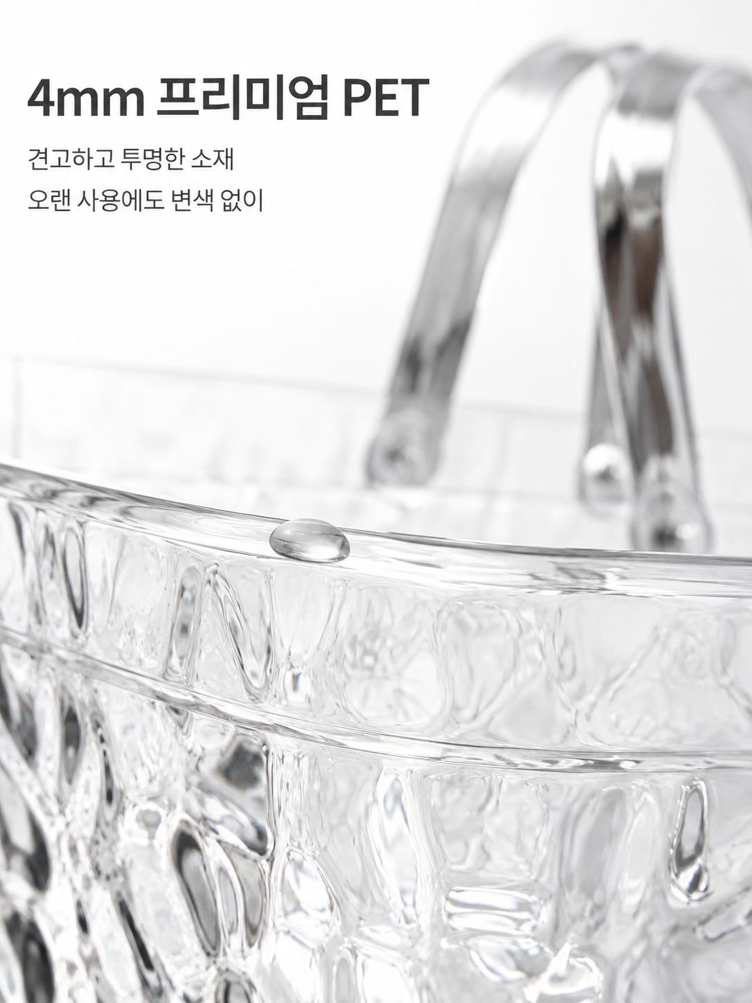 욕실용 손잡이 바구니에 담긴 다양한 샤워 용품
