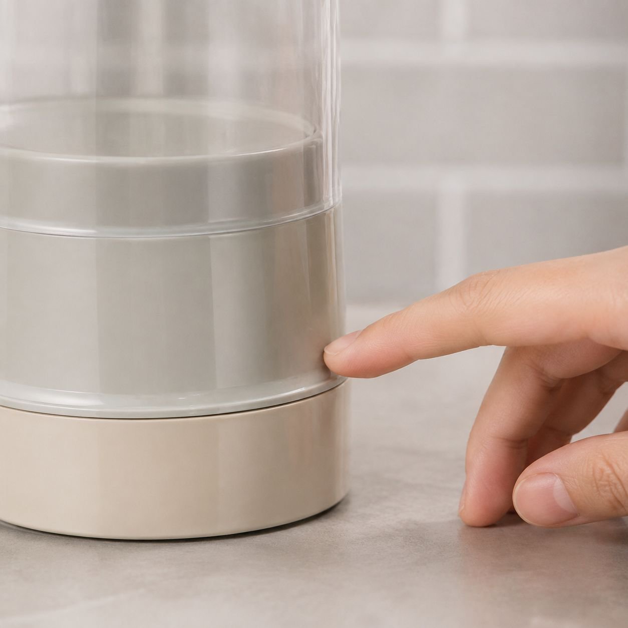 Kitchen utensil holder with removable drainage tray