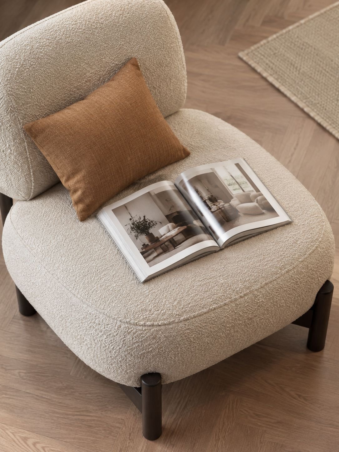 Détail du tissu doux du fauteuil crème