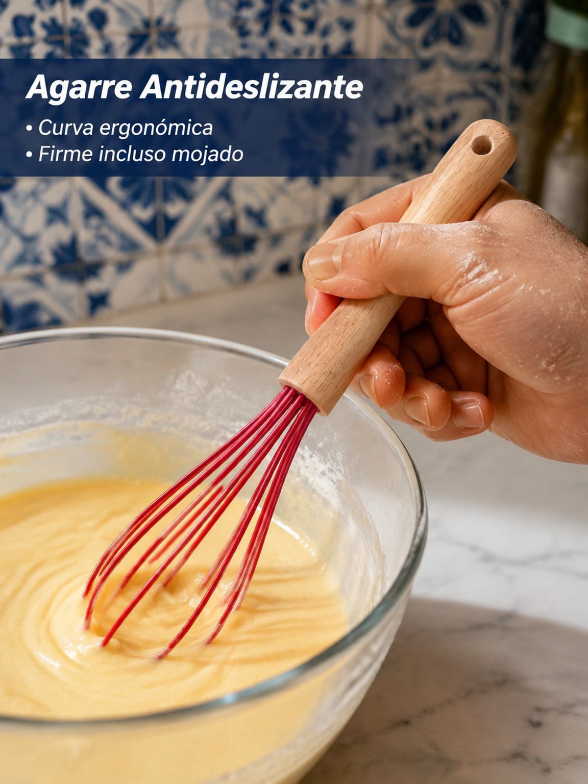 Batidor de silicona flexible con cómodo mango de madera