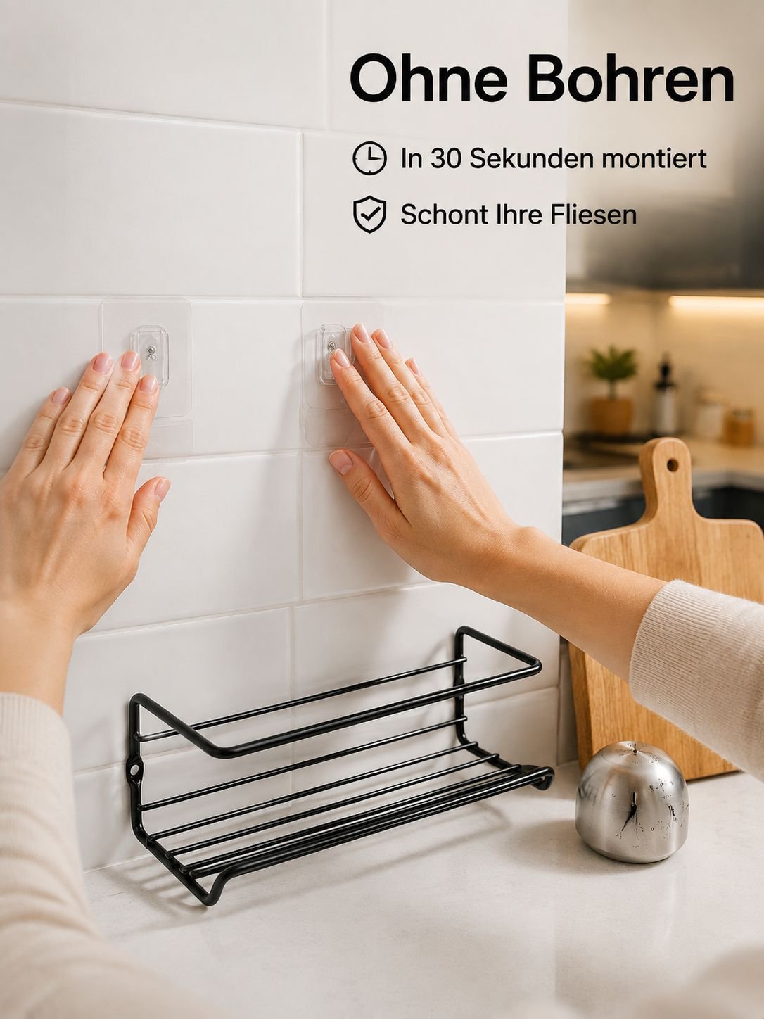 Ein mehrstufiges Küchengewürzregal, das ohne Bohren an der Wand befestigt werden kann.