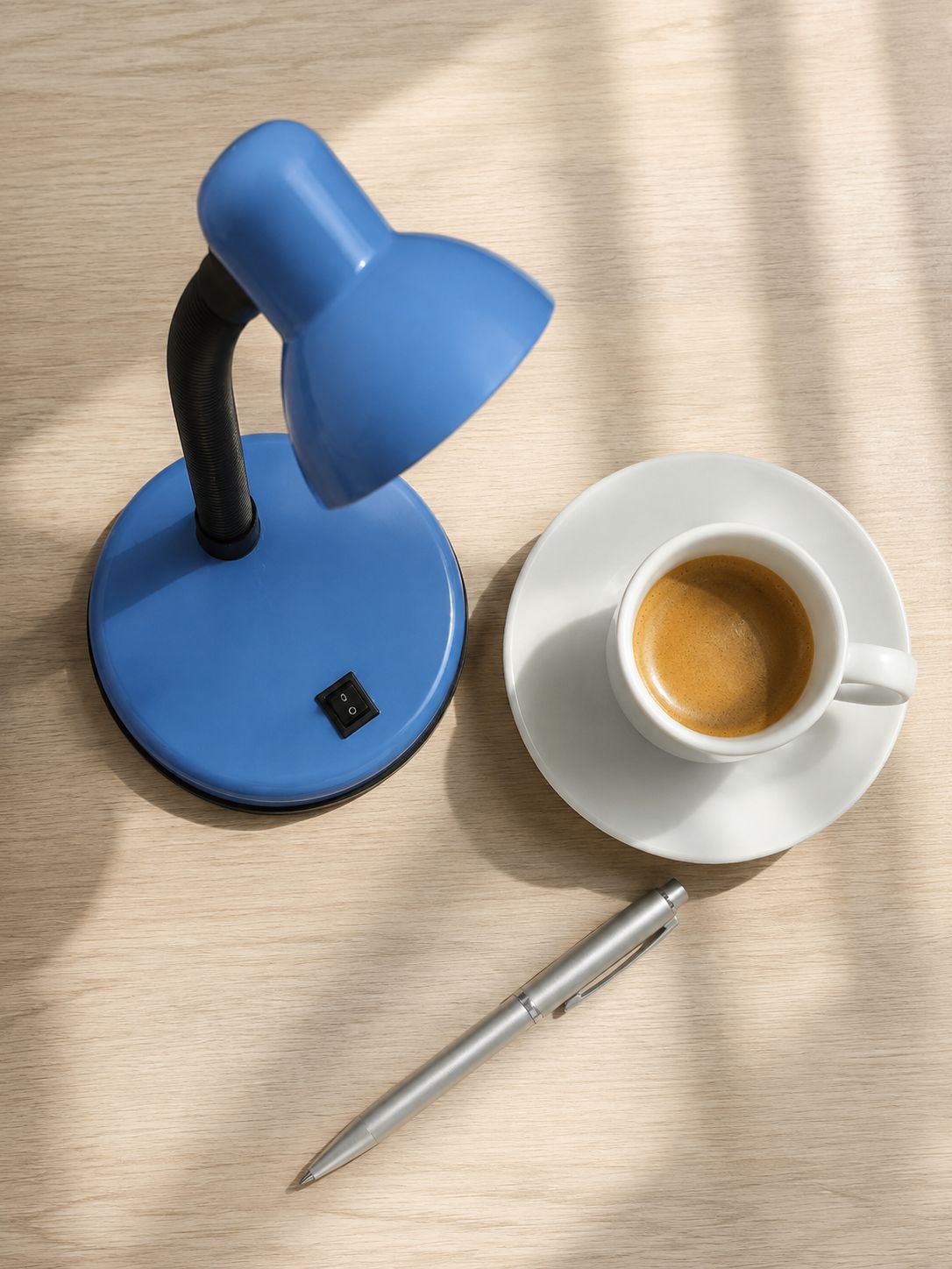 Lampe de bureau LED à ampoule remplaçable