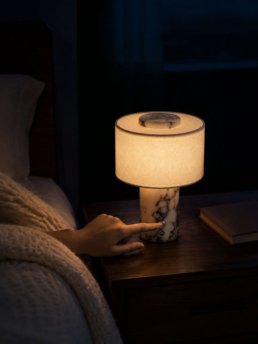 Lámpara de mesa moderna ideal para espacios pequeños