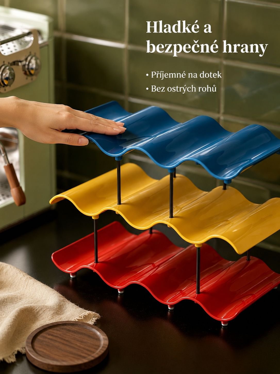 Vlnitý úložný stojan na šálky v detailu