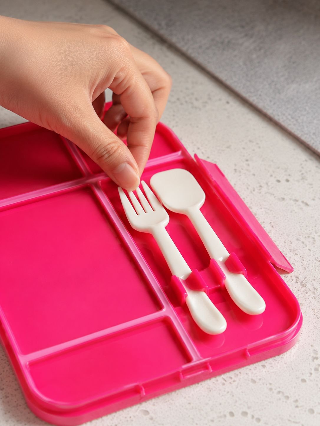 Lunchbox met bestek voor het meenemen van lunch naar kantoor