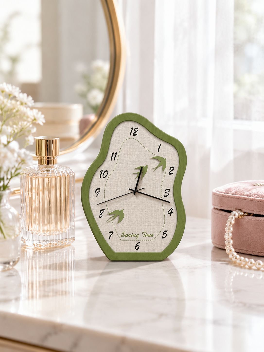 Reloj de mesa decorativo con paisaje verde