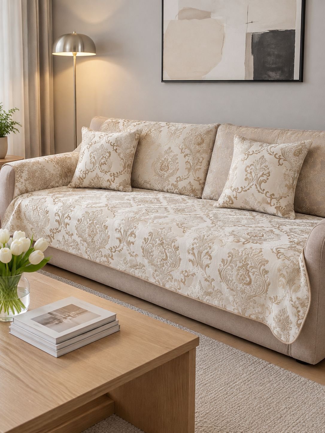 Luxuriöses Sofa-Kissen im modernen europäischen Stil auf grauem Sofa