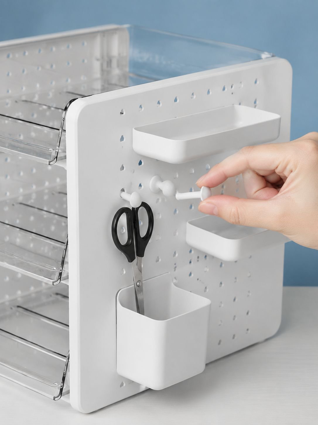 Espacio ordenado con caja de almacenamiento para oficina
