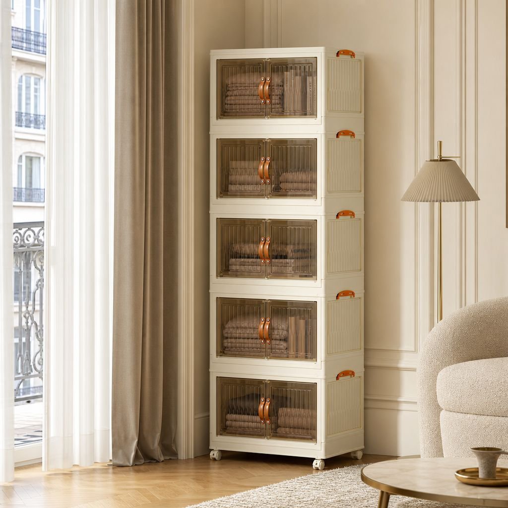 Vue intérieure de l’armoire avec vêtements rangés