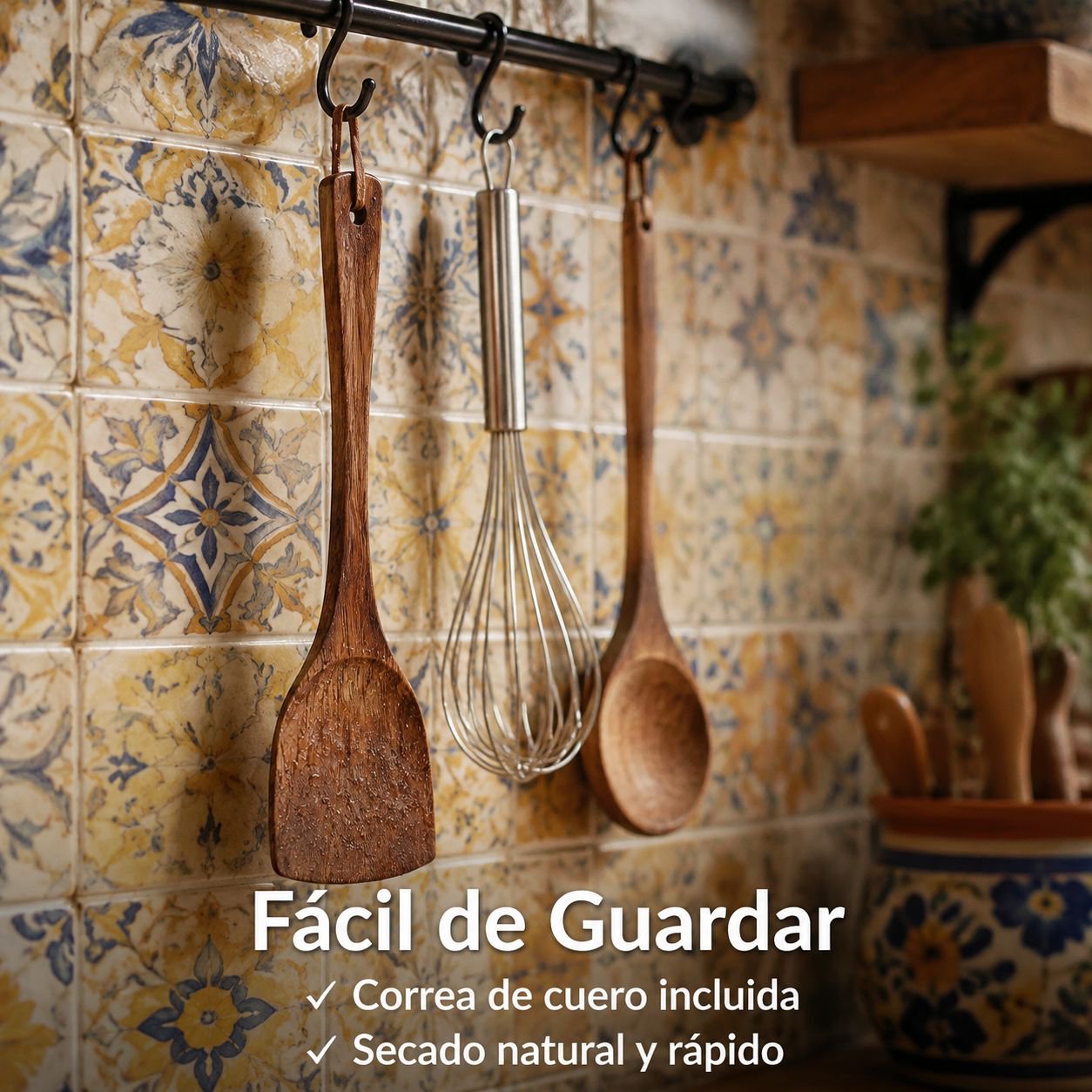 Espátula de madera de haya para cocinar en la cocina.
