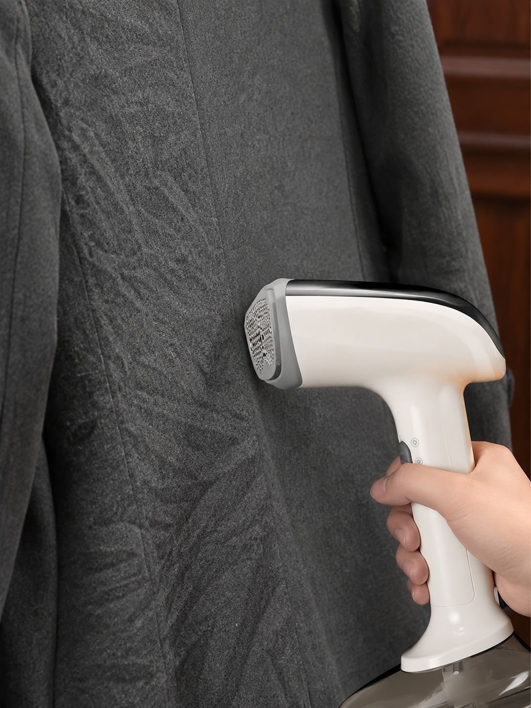 Easy-to-use handheld iron for wrinkle removal