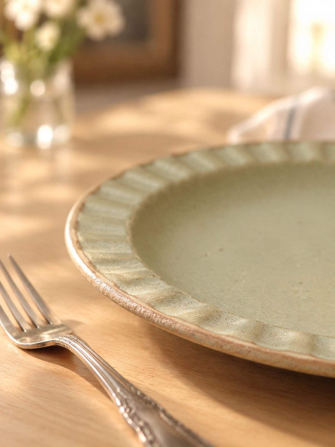 Plato de pastel de cerámica estilo francés vintage en mesa decorada