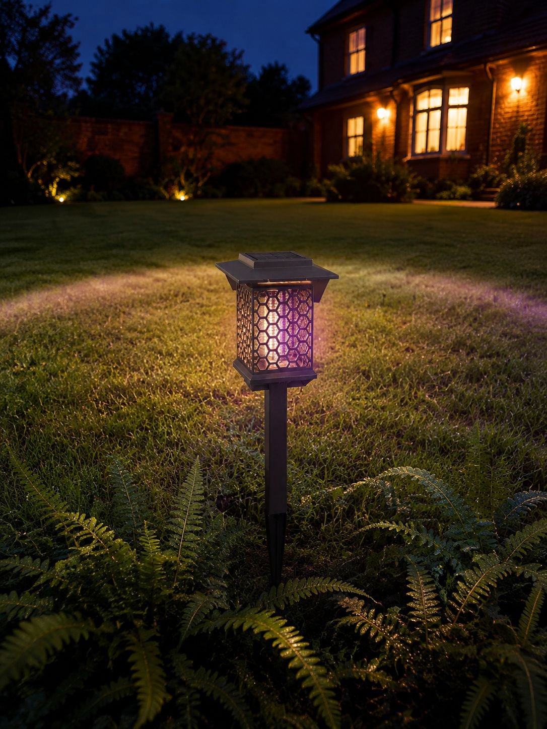 Waterproof solar light for villa and backyard use