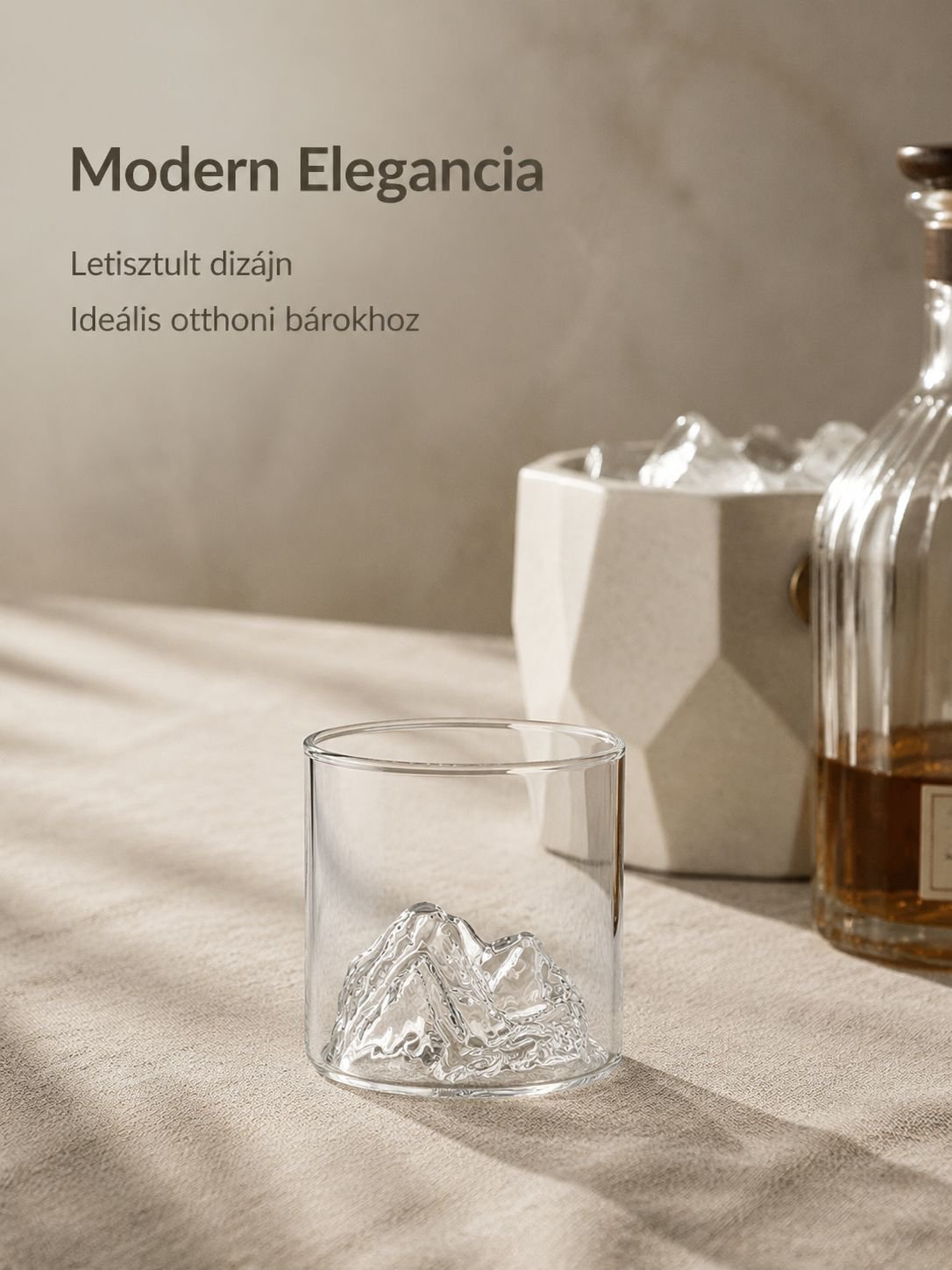 Átlátszó háztartási whisky pohár oldalnézetből