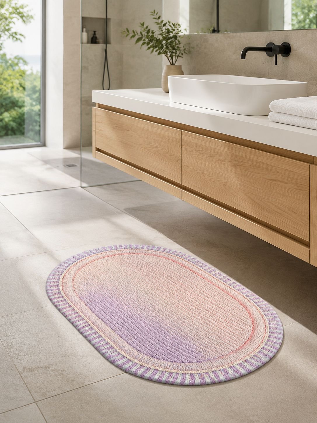 Schnelltrocknende Diatomit-Badematte im modernen Badezimmer