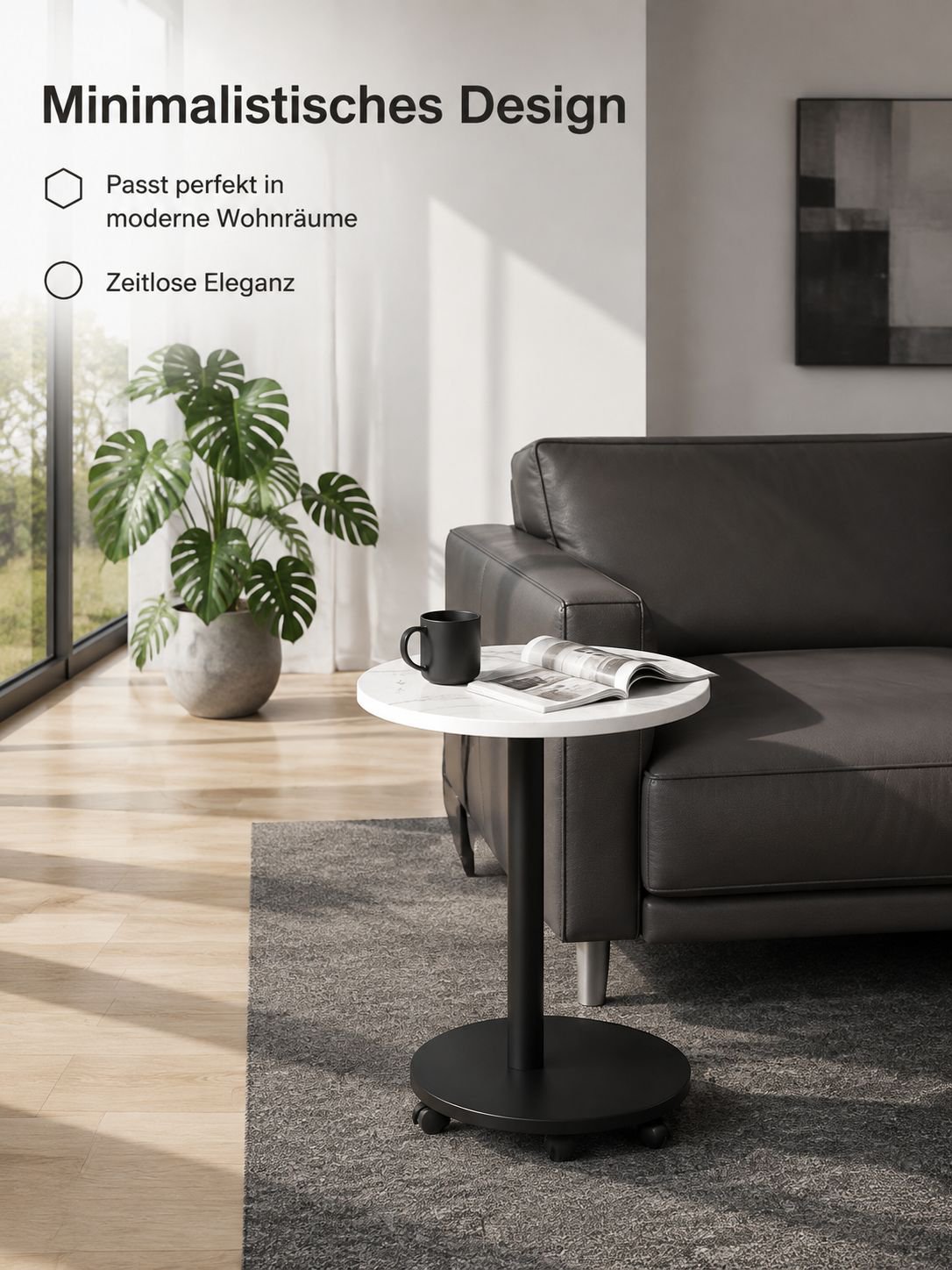 Kleiner runder Beistelltisch im Wohnzimmer neben dem Sofa